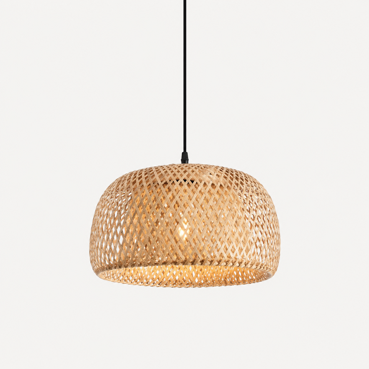 Rattan lampe i bamboo håndlaget i et hvitt studio.