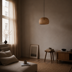 Rattan lampe i håndlaget stil i et åpent skandinavisk rom.