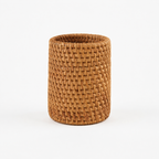 Rattan holder i et hvitt studio.