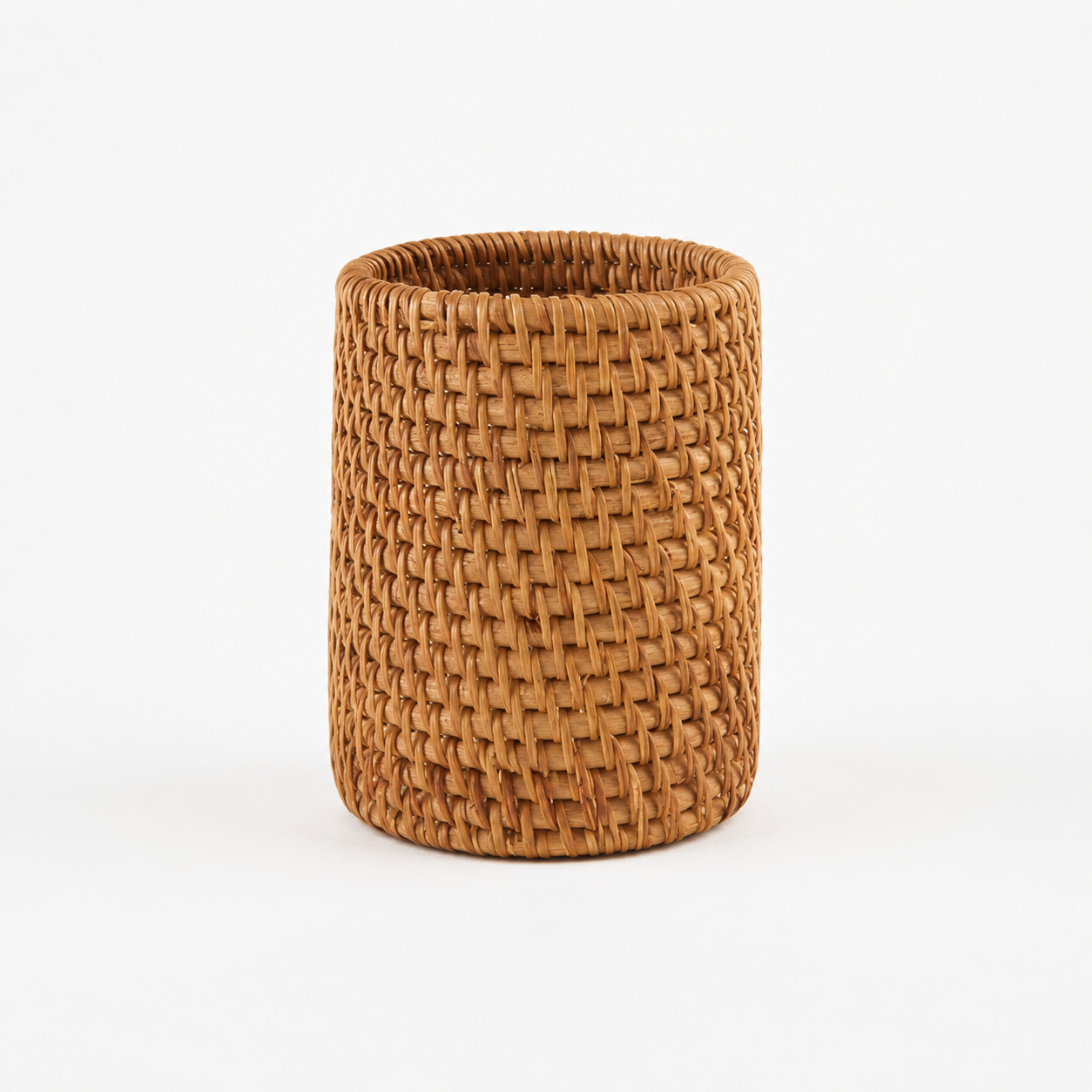 Rattan holder i et hvitt studio.