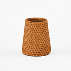 Rattan beholder med vid underpart og smalere over. 