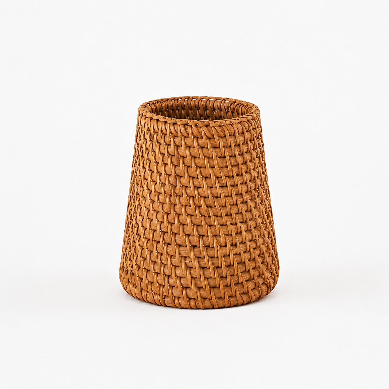 Rattan beholder med vid underpart og smalere over. 