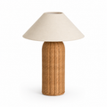 Høy bordlampe i rattan med rattanfot og linneskjerm