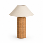 Høy bordlampe i rattan med rattanfot og linneskjerm