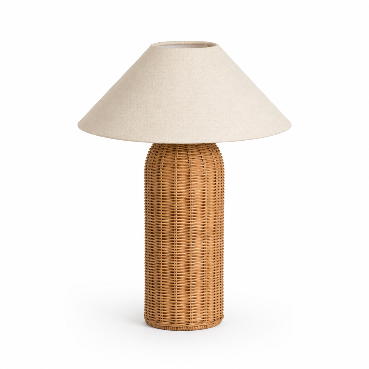 Høy bordlampe i rattan med rattanfot og linneskjerm