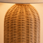 Detaljer av rattan bordlampe.