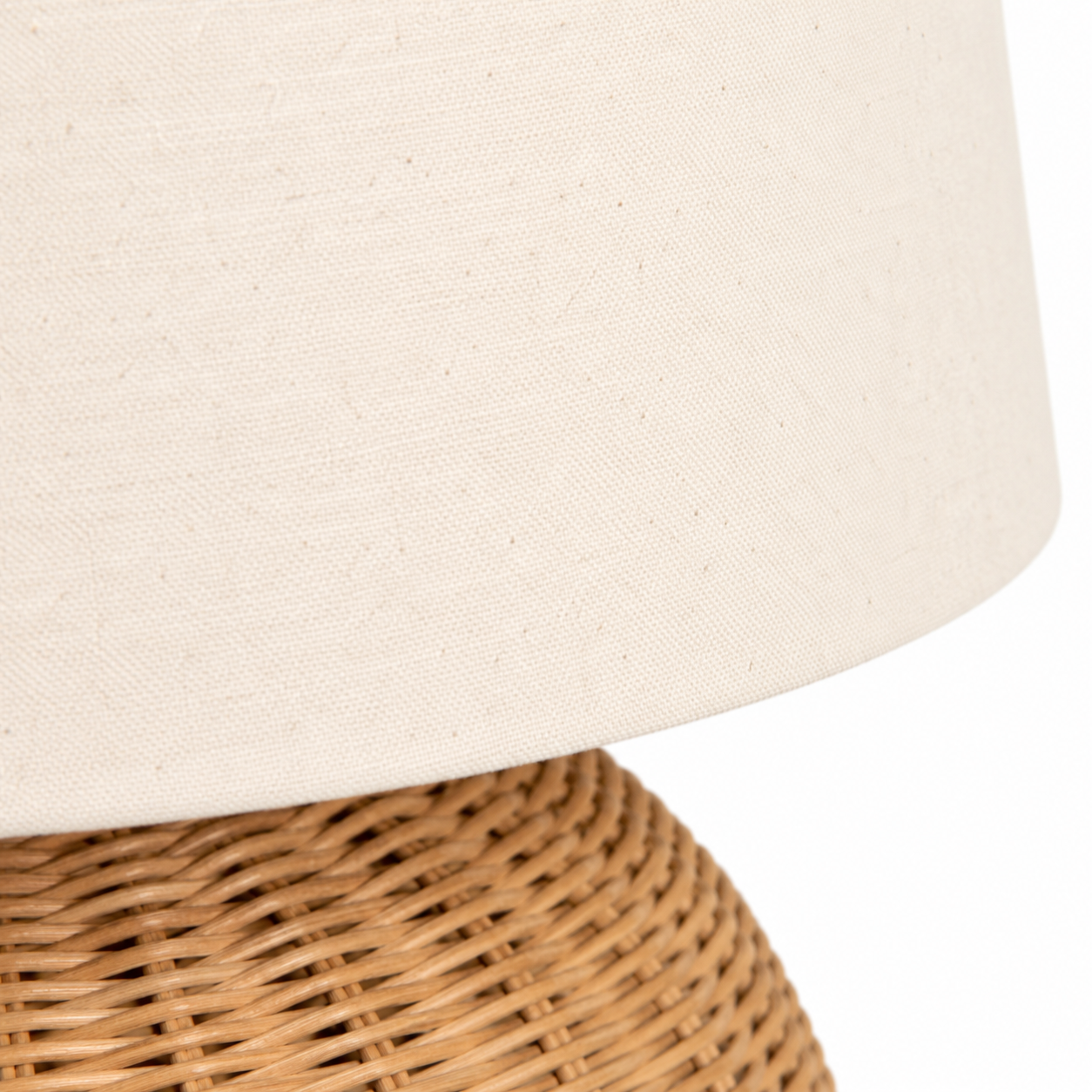 Detaljer av rund lampa med lin och rotting