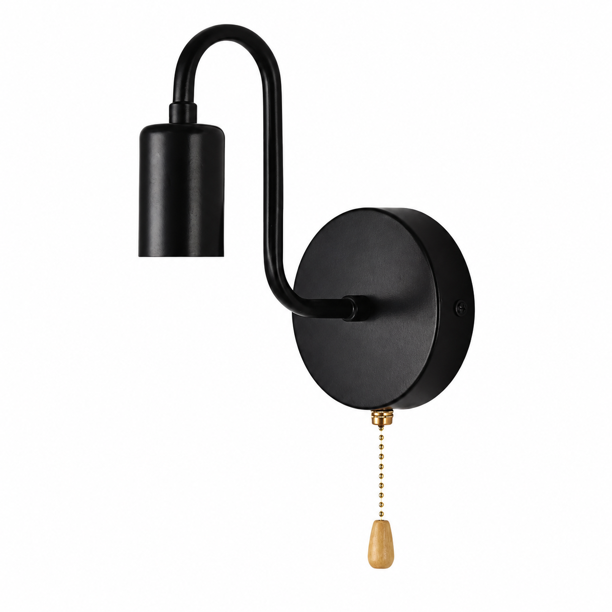 Vegglampe i jern i sort på en vegg i et studio. 