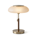 Moderne lampe med rifflet glasskjerm og tre og metall. 