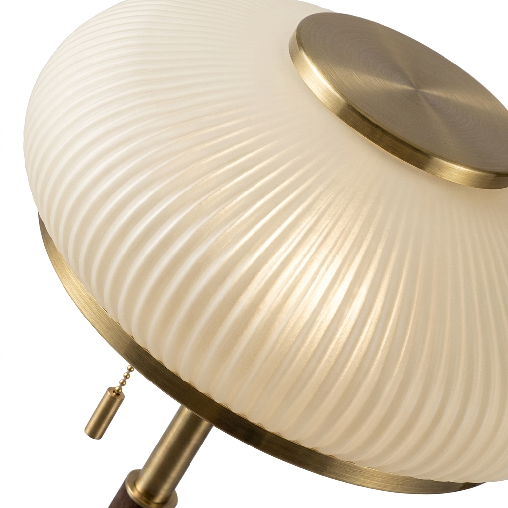 Moderne lampe nærbilde av lampeskjerm med rifflet design. 