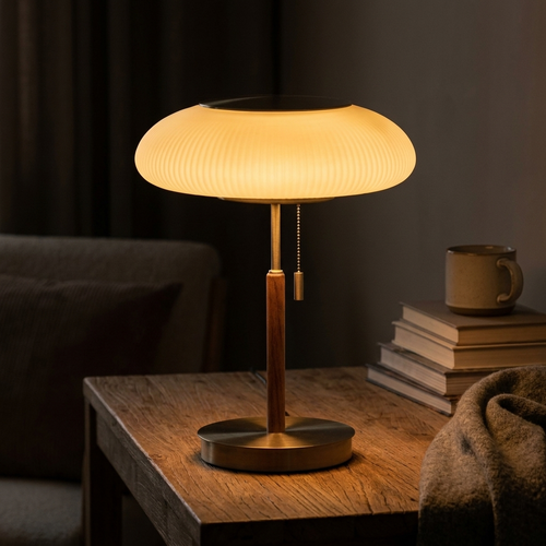 Moderne lampe med rifflet glasskjer og metall-og tredetaljer.