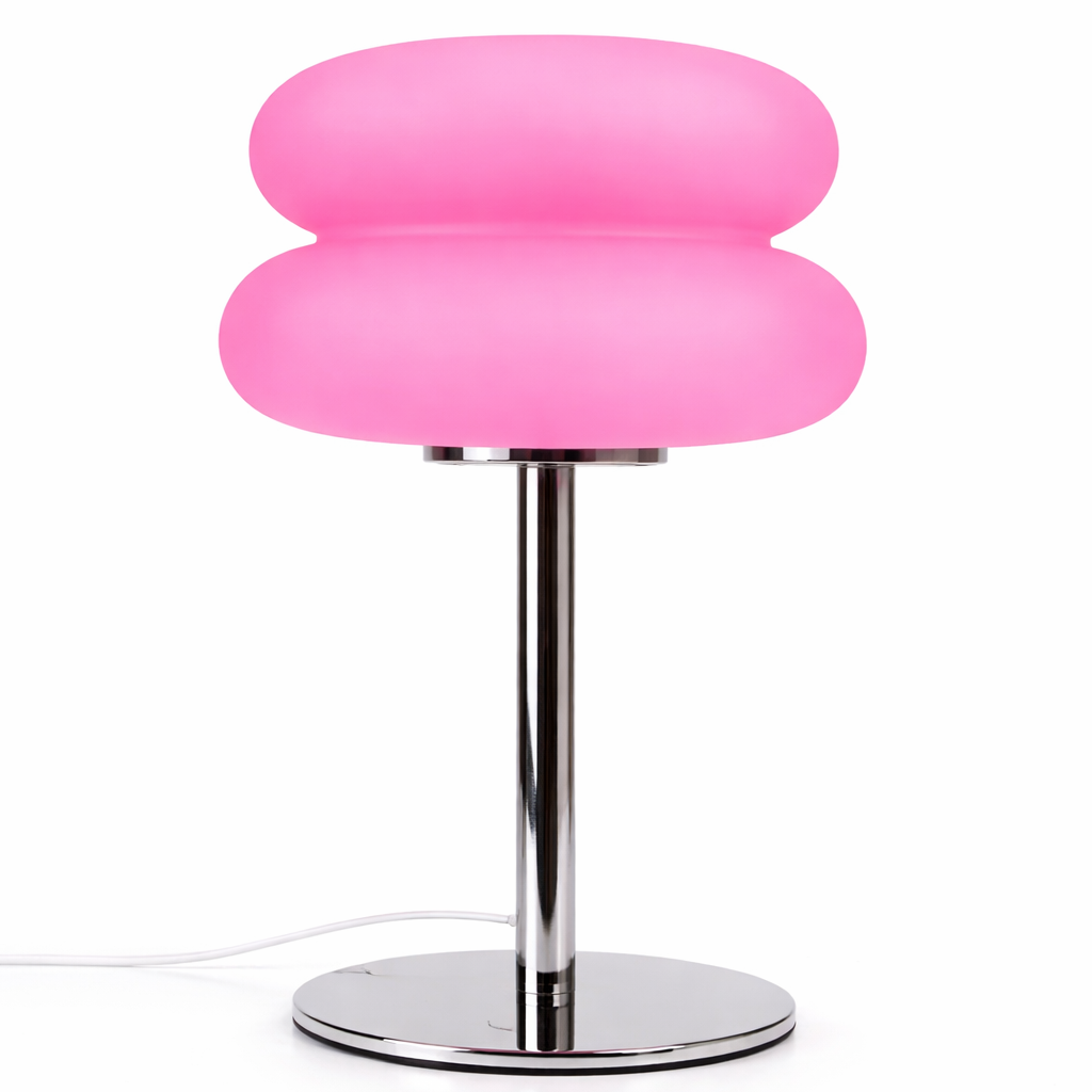 Søt rosa lampe i et hvitt studio. 