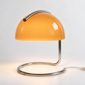 Bordlampe med halvkuleformet glasskjerm og kromfot
