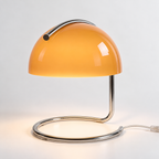 Bordlampe med halvkuleformet glasskjerm og kromfot