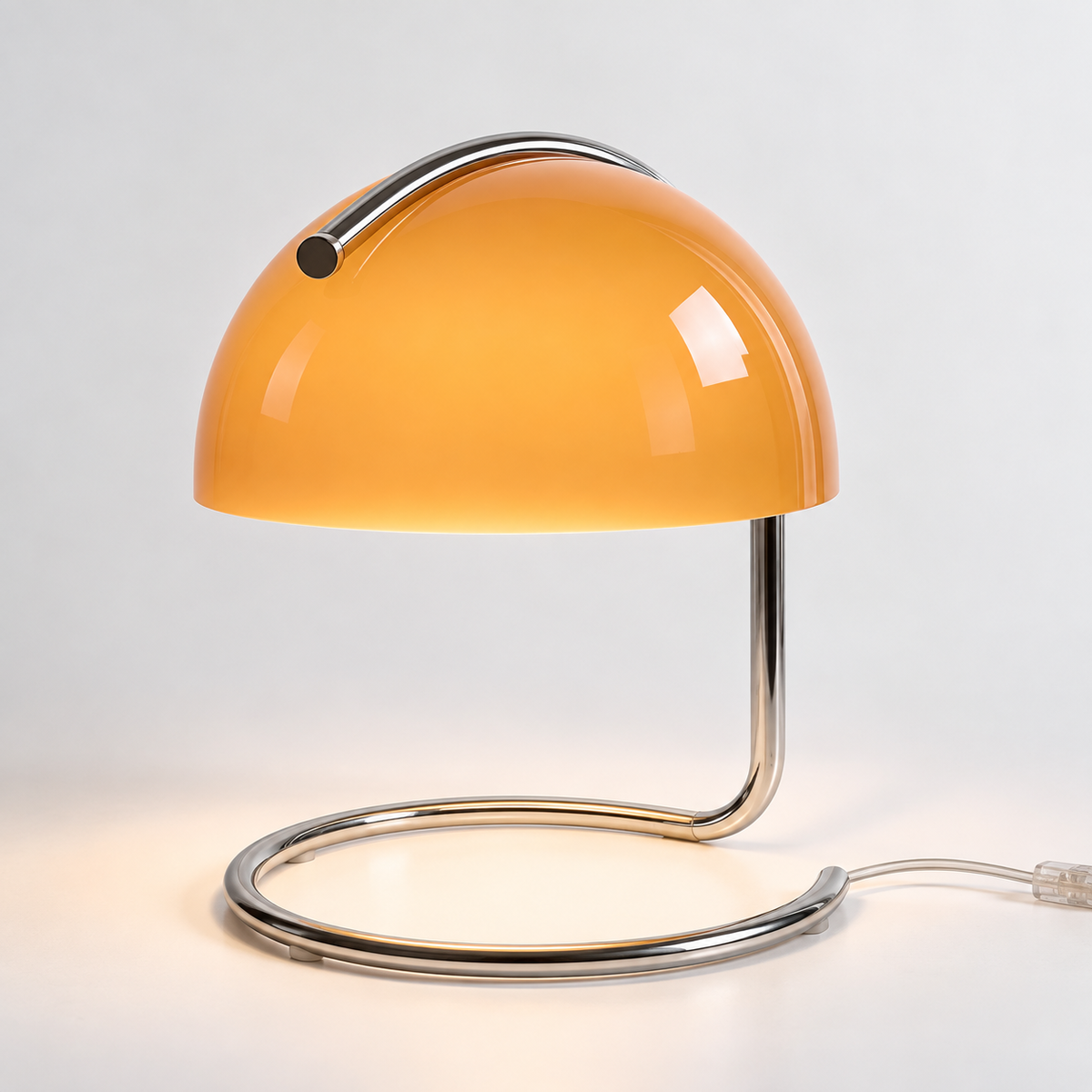 Bordlampe med halvkuleformet glasskjerm og kromfot
