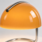 Bordlampe med halvkuleformet glasskjerm og kromfot