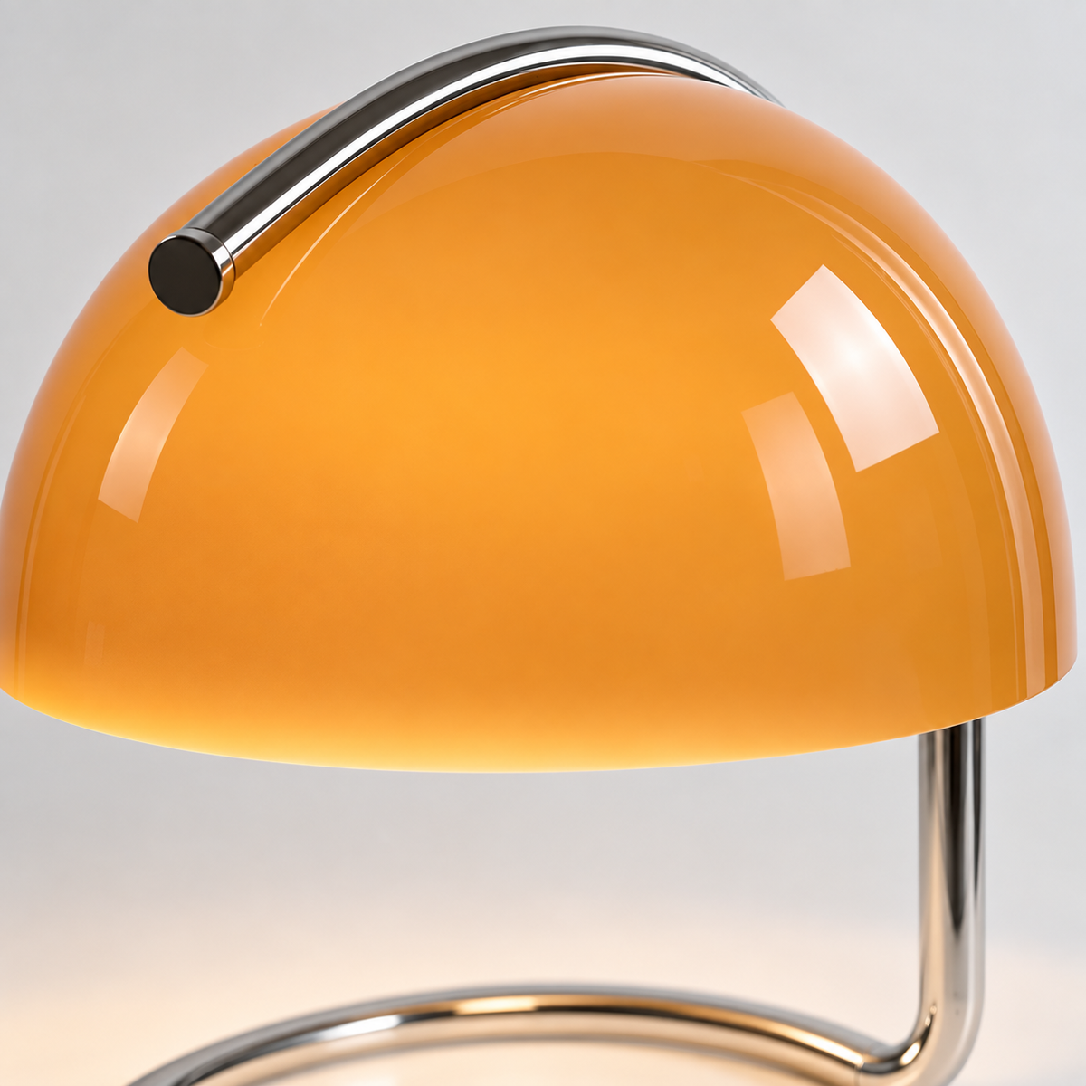 Bordlampe med halvkuleformet glasskjerm og kromfot