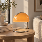Bordlampe med halvkuleformet glasskjerm og kromfot