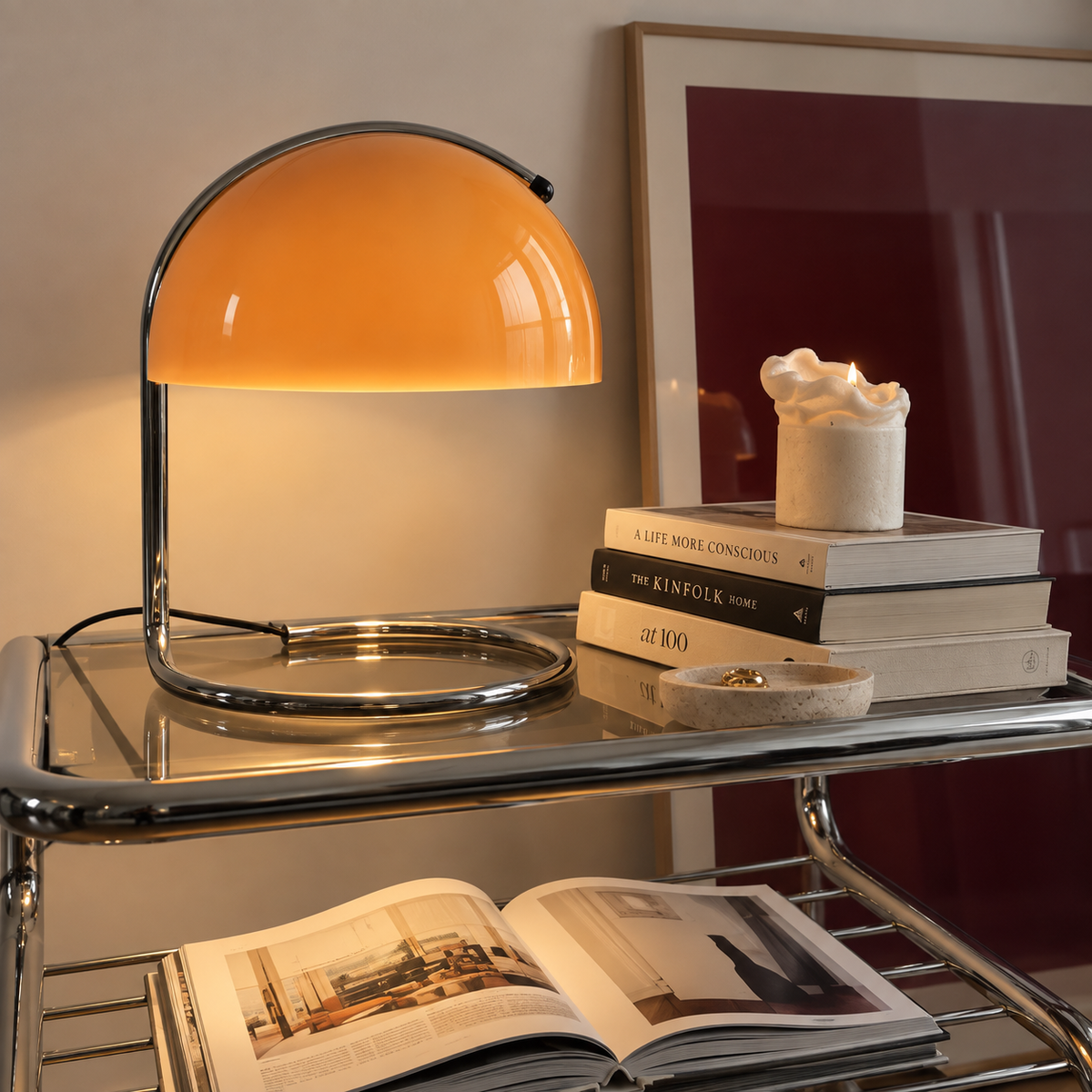 Bordlampe med halvkuleformet glasskjerm og kromfot