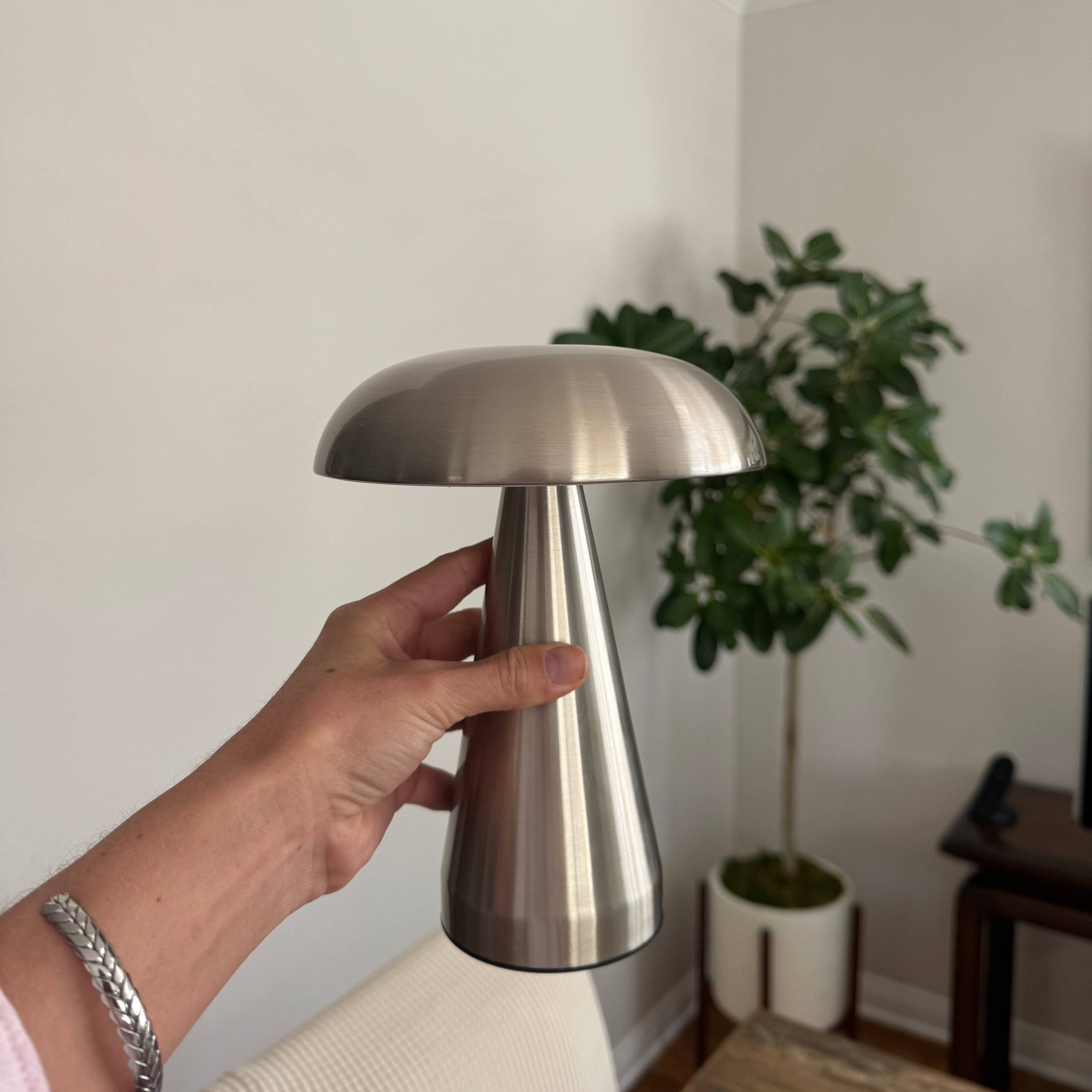 Enkel sopp lampe i sølv metall.