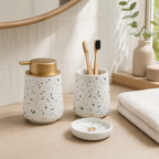 Terrazzo badesett i keramikk med såpedispenser, tannbørsteholder og liten skål, gulltonet pumpe
