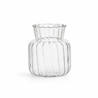 Lav vase i glass i et hvitt studio. 