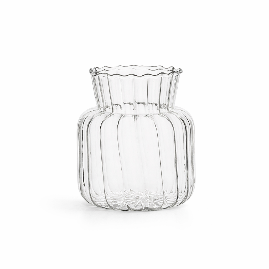 Lav vase i glass i et hvitt studio. 