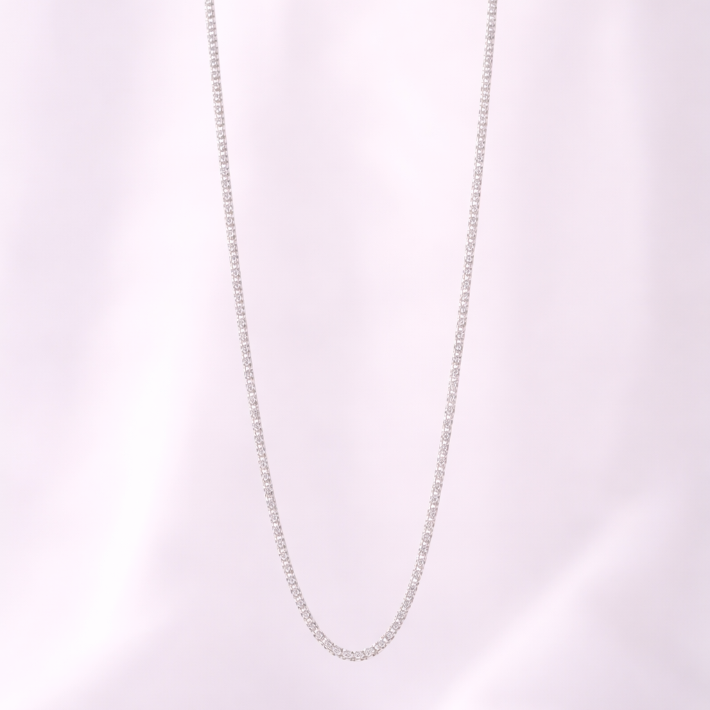 Kjede i sterling sølv i et fint hvitt studio,.