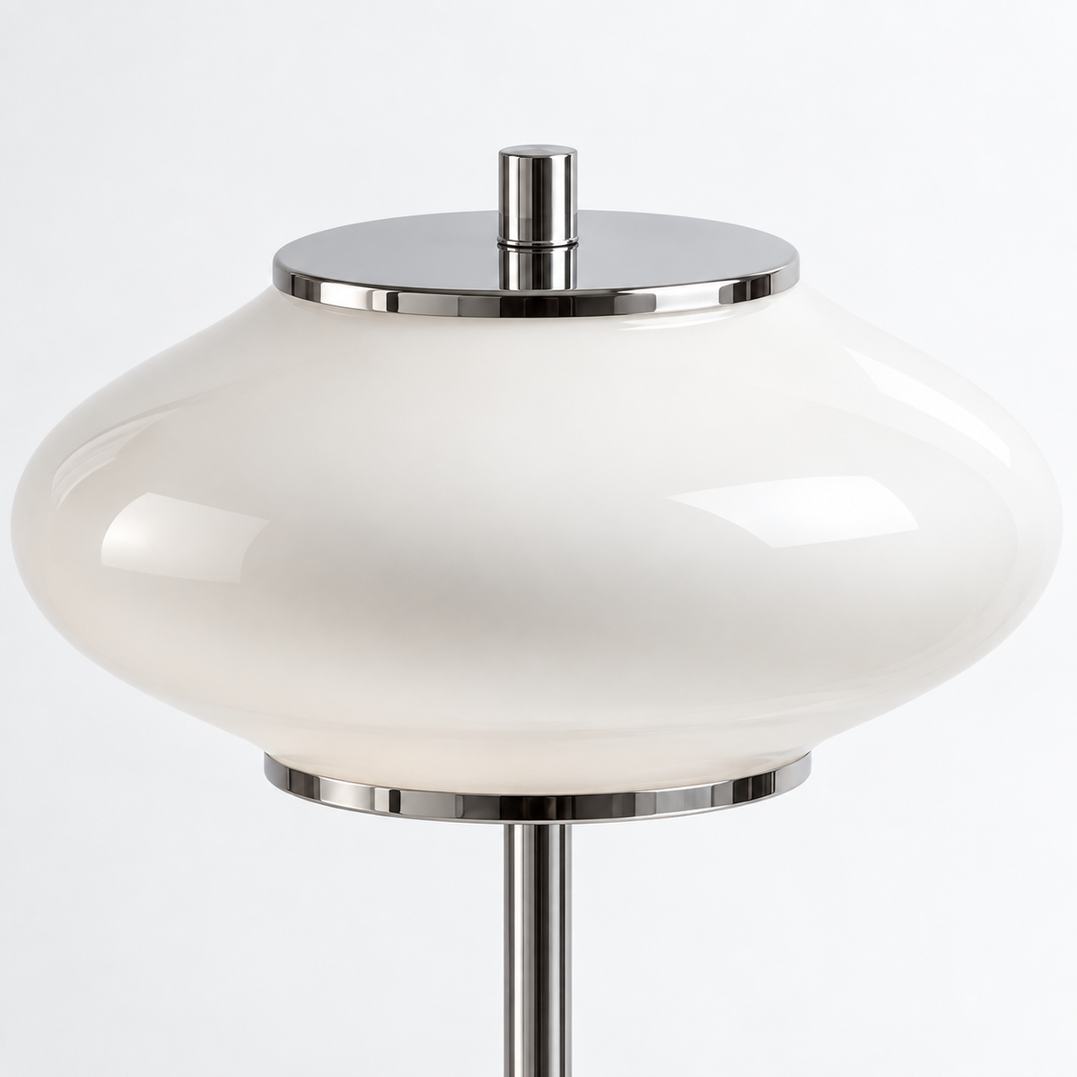 Minimalistisk sølvfarvet bordlampe