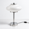 Minimalistisk sølvfarvet bordlampe
