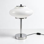 Minimalistisk sølvfarvet bordlampe