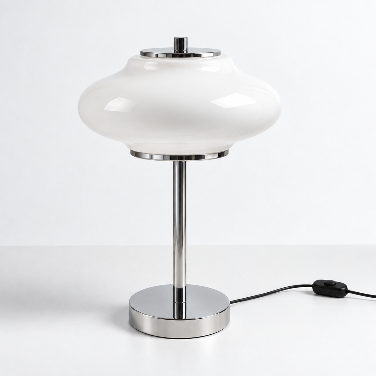 Minimalistisk sølvfarvet bordlampe
