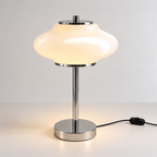 Minimalistisk sølvfarvet bordlampe