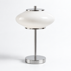 Minimalistisk sølvfarvet bordlampe