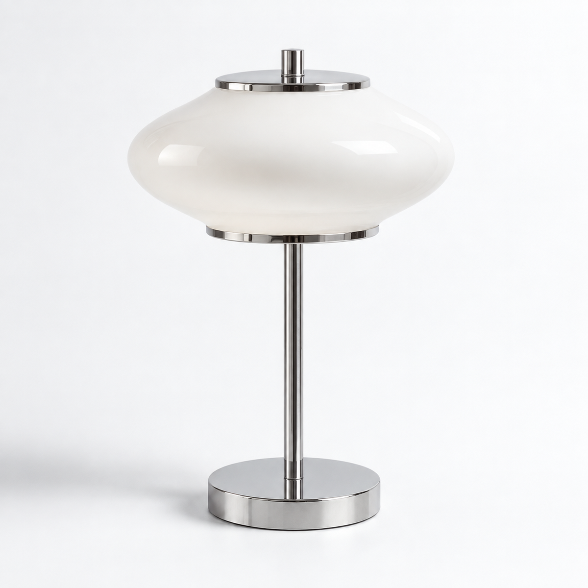 Minimalistisk sølvfarvet bordlampe