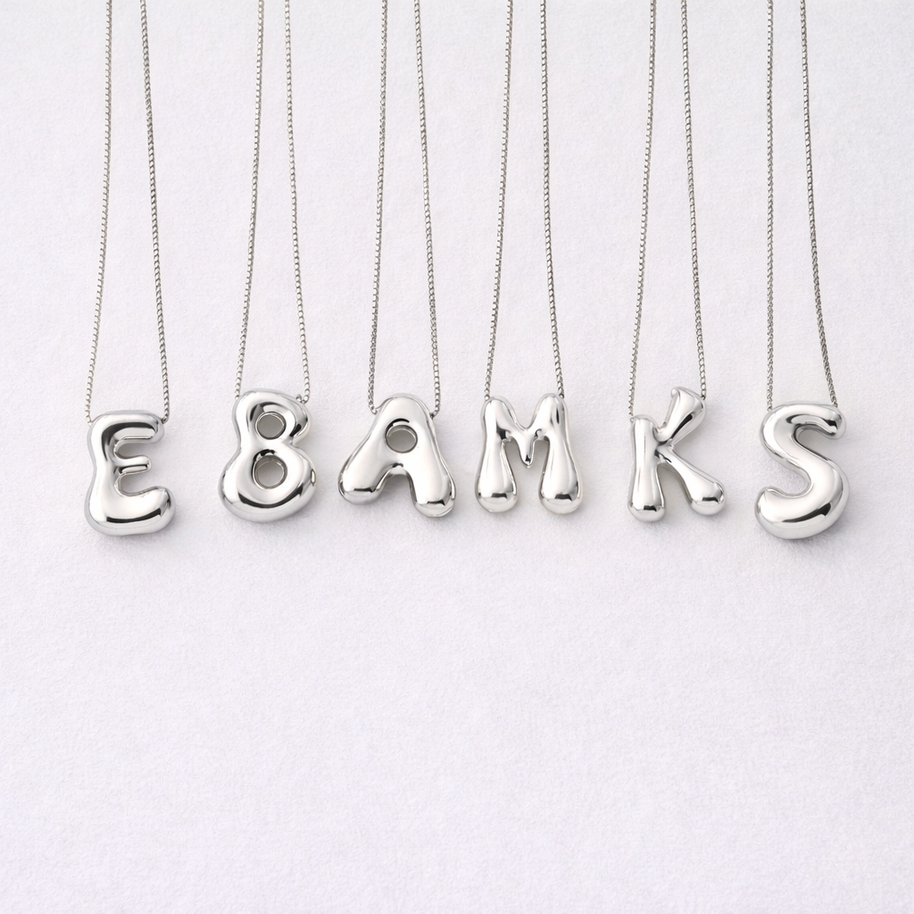 Bostavhalskjede i sølv i studio.