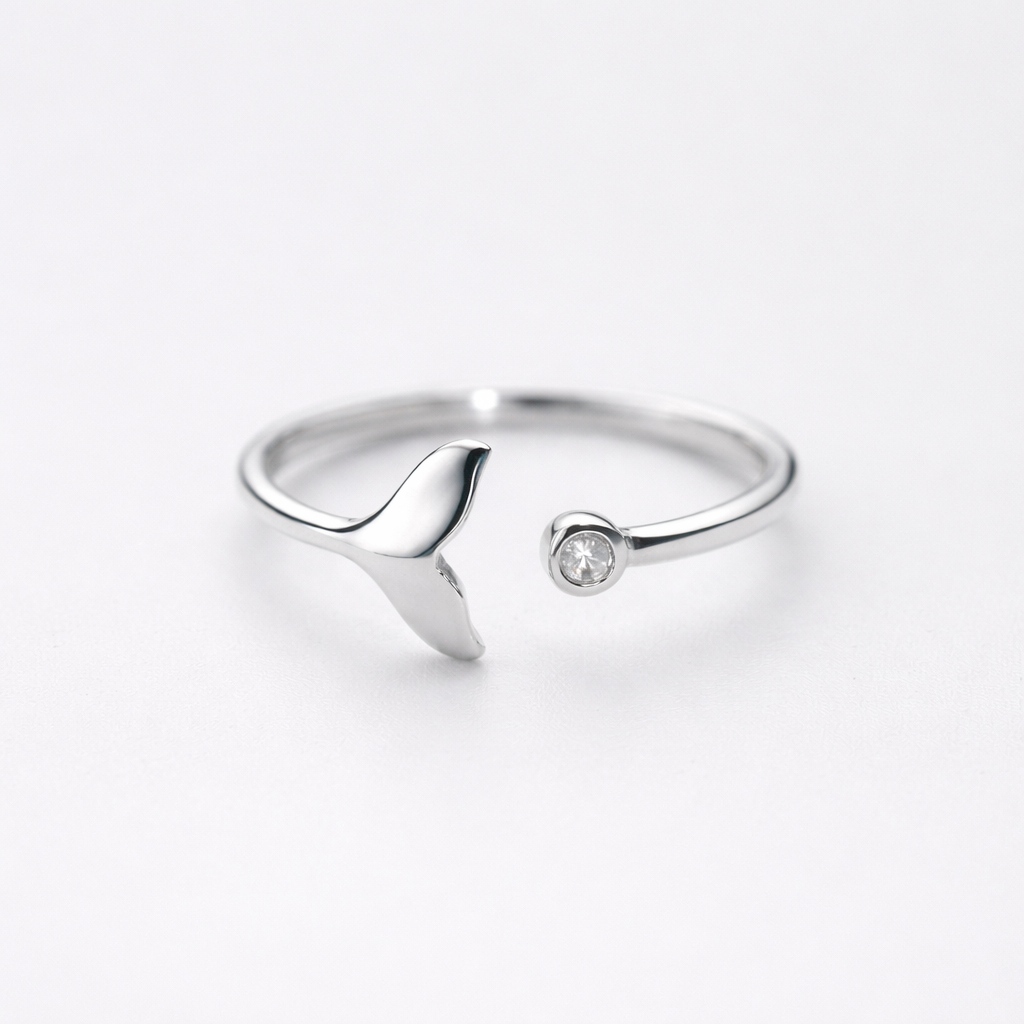 Sølv ring med fiksehale og en sten i et enkelt studio. 