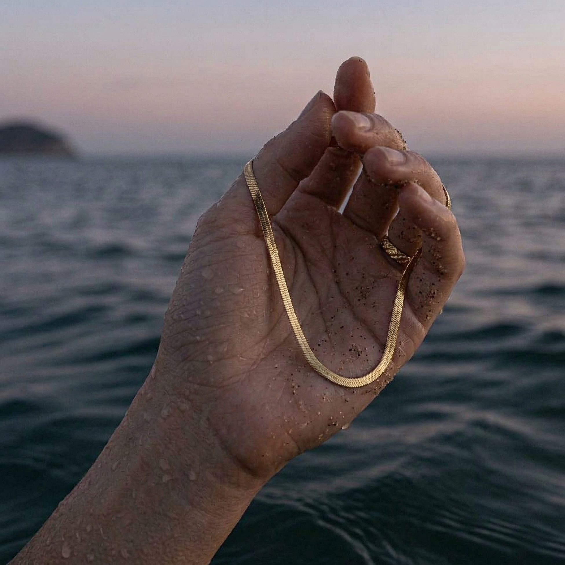 Herringbone halskjede i hendene på modell