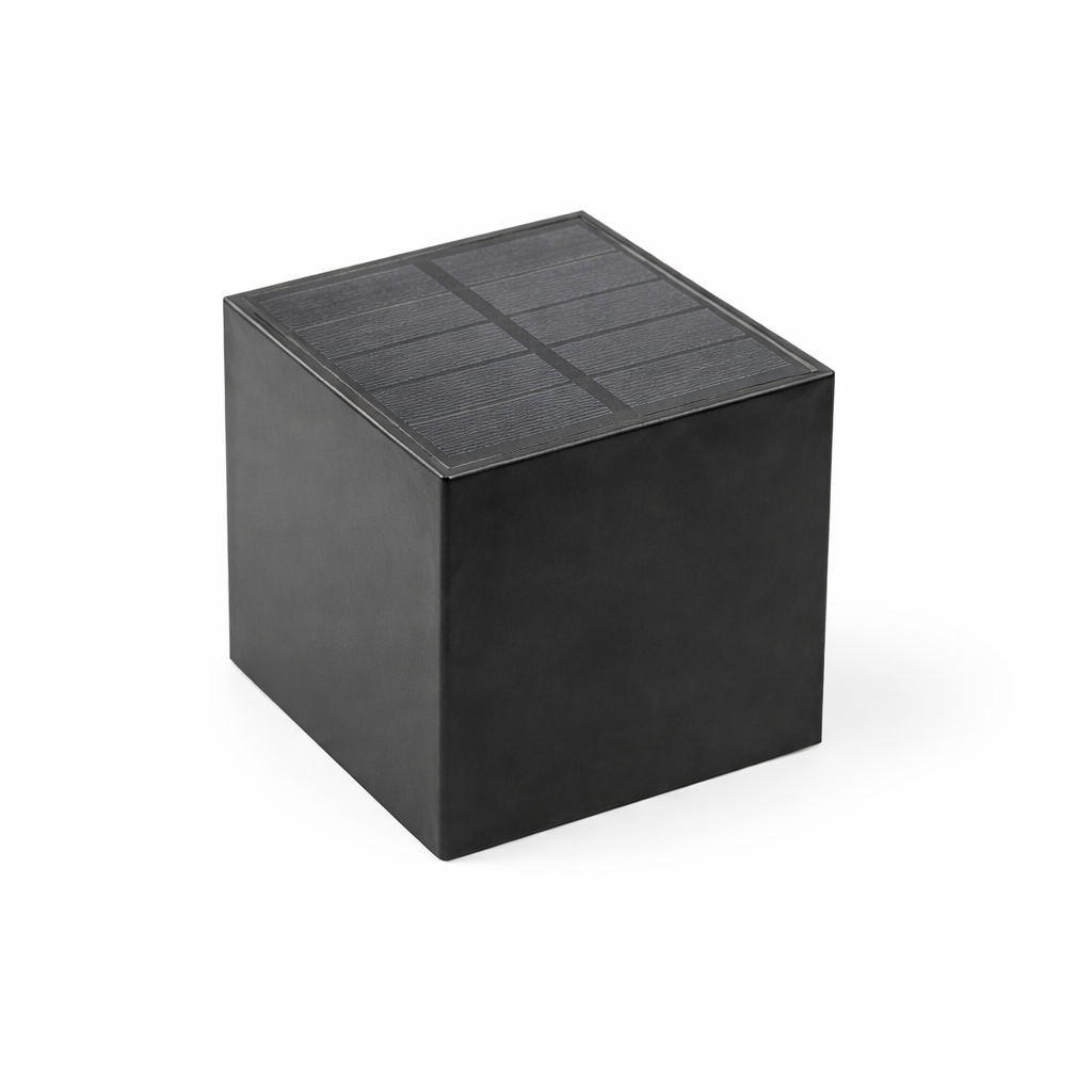 Et firkantet lys med solar funksjon. Lades på dagen, lyser på kvelden.