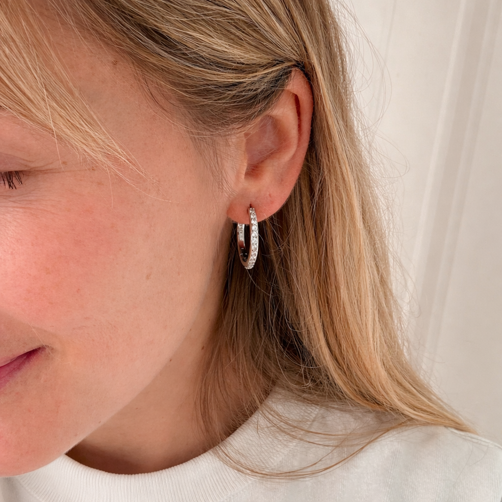 Detaljer på sølv øredobber med sikonia stener. 