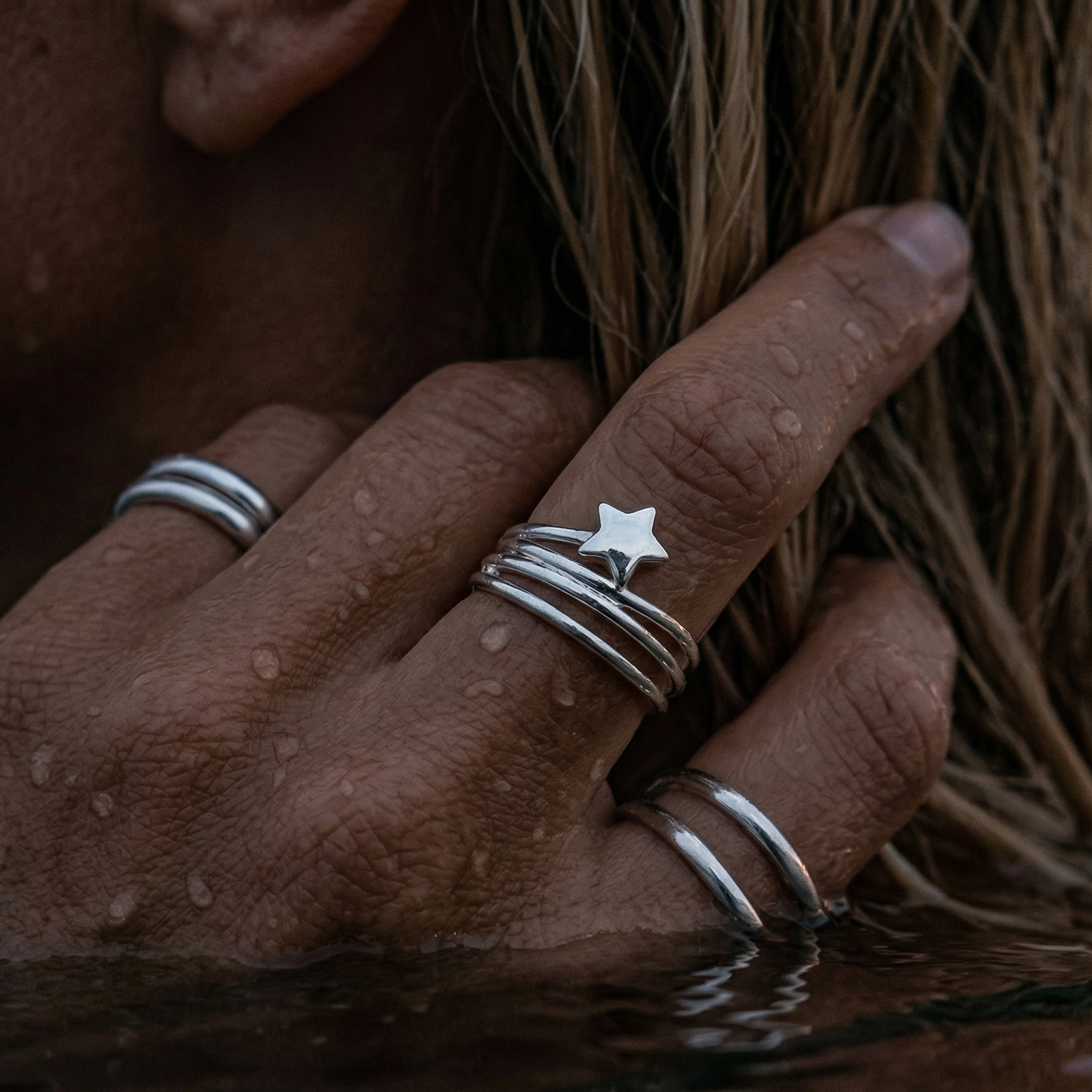 Sølv ring med stjerne i detaljer i havet. 