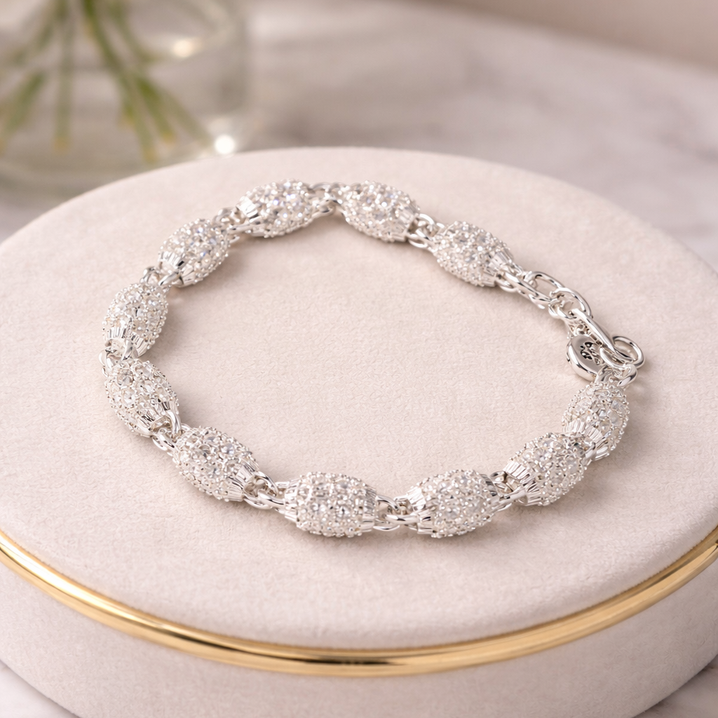 Sølv armbånd med fine detaljer. 