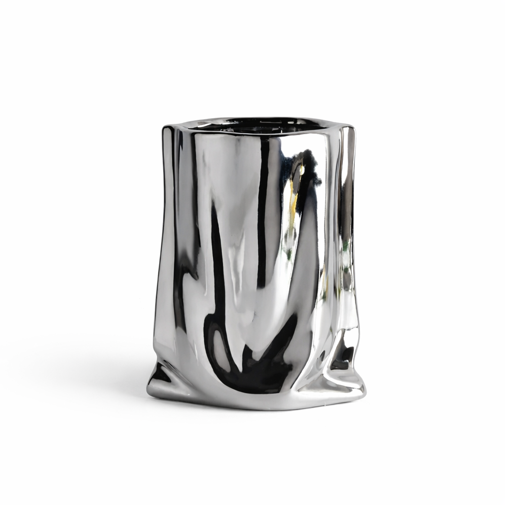 Sølv liten vase i metall i hvitt studio.