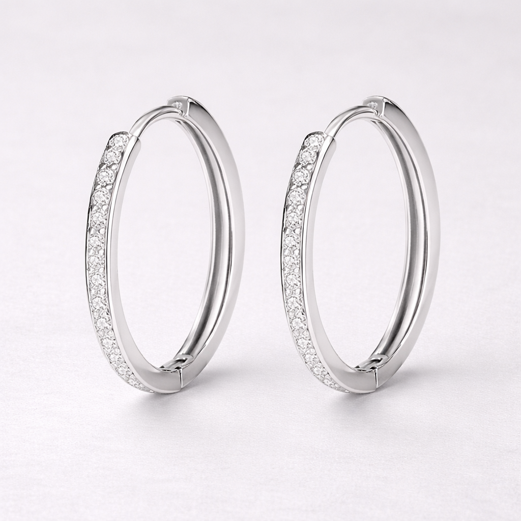 Fine sølv øredobber med zirkonia stener i et studio.