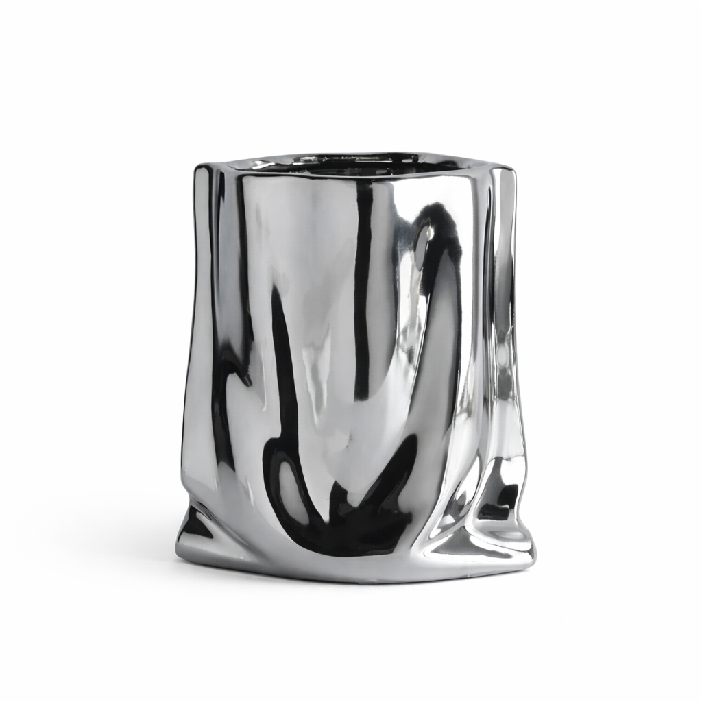 Sølv stor vase i metall i hvitt studio