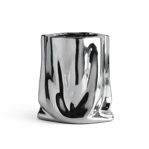Sølv stor vase i metall i hvitt studio
