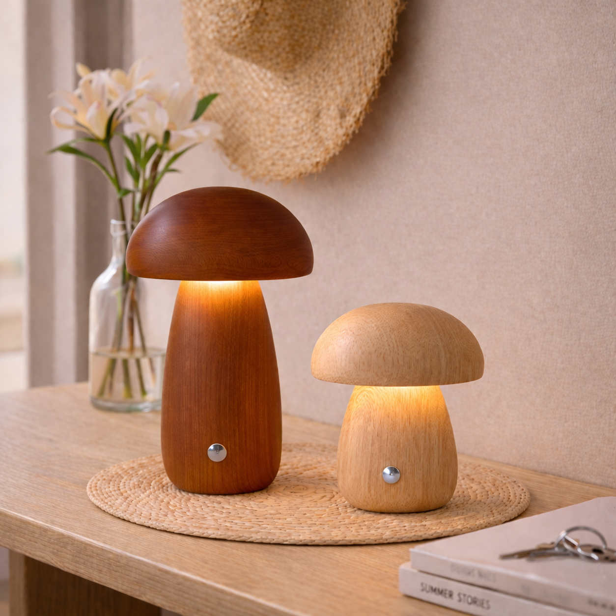 To håndlagde sopplamper i tre på et bord i en gang. 