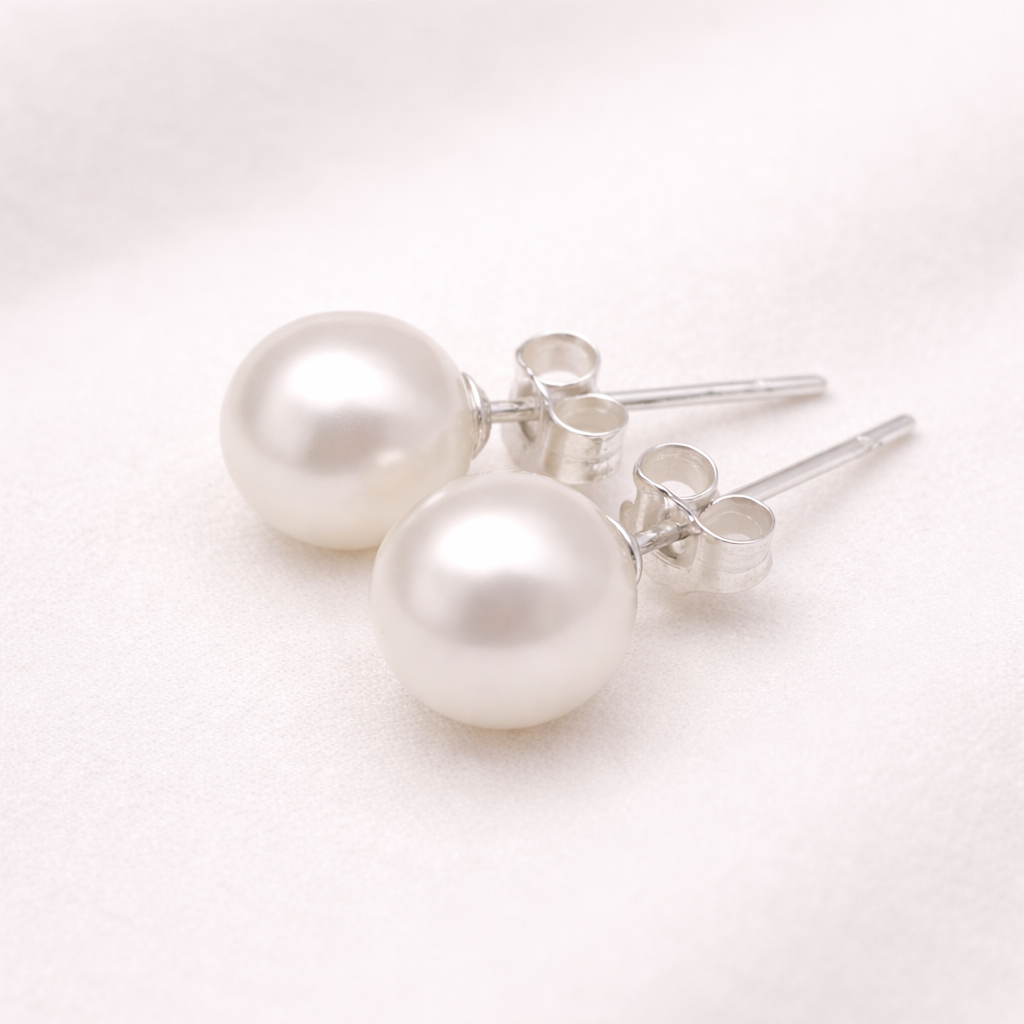 Klassiske perle øredobber studs i et studio. 