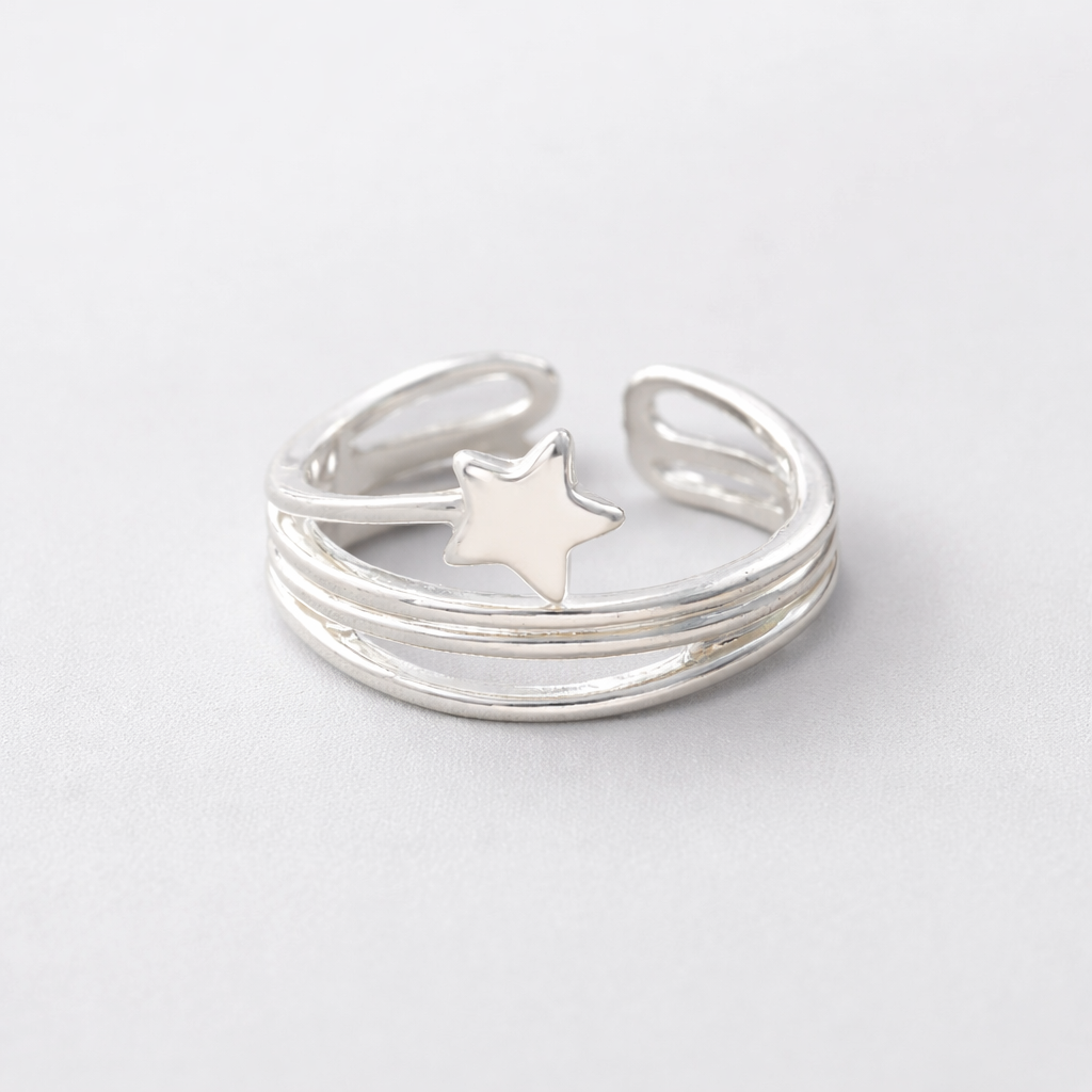 Fin sølv ring i sterling sølv i et studio.