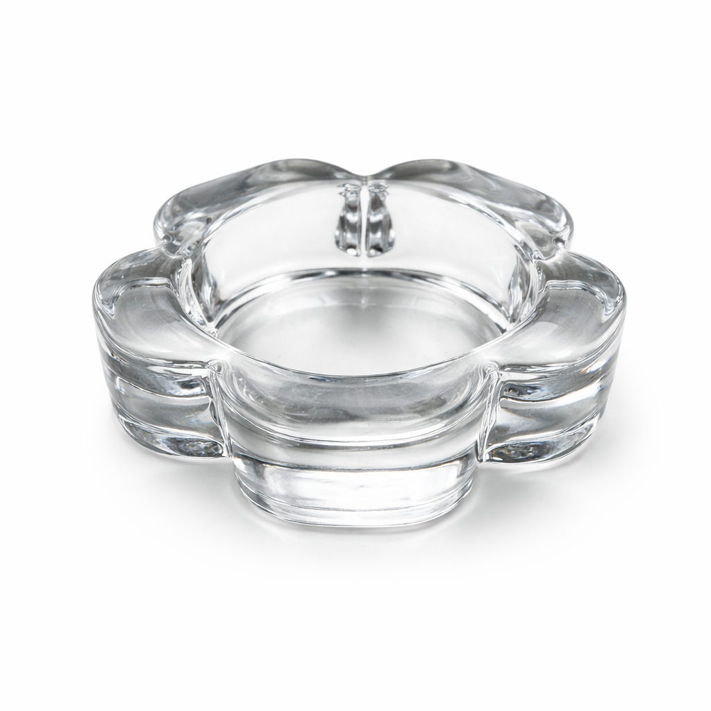 blomster formet telysholder i et hvitt studio. 